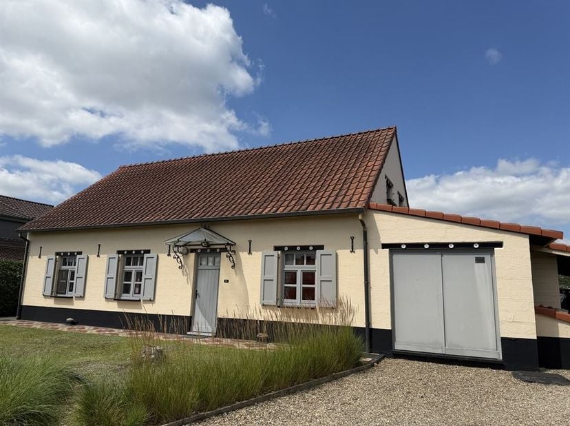 Karaktervolle, vrijstaande woning op riant perceel, met inpandige garage en carport, nabij het centrum<br />
<br />
Troeven<br />
- Authentieke uit