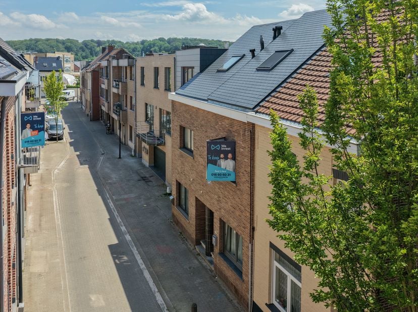 In de dorpskern van Kortenberg, in de Lodewijk Maesstraat, vindt u deze gesloten bebouwing met een bewoonbare oppervlakte van 138 m². De ligging vormt