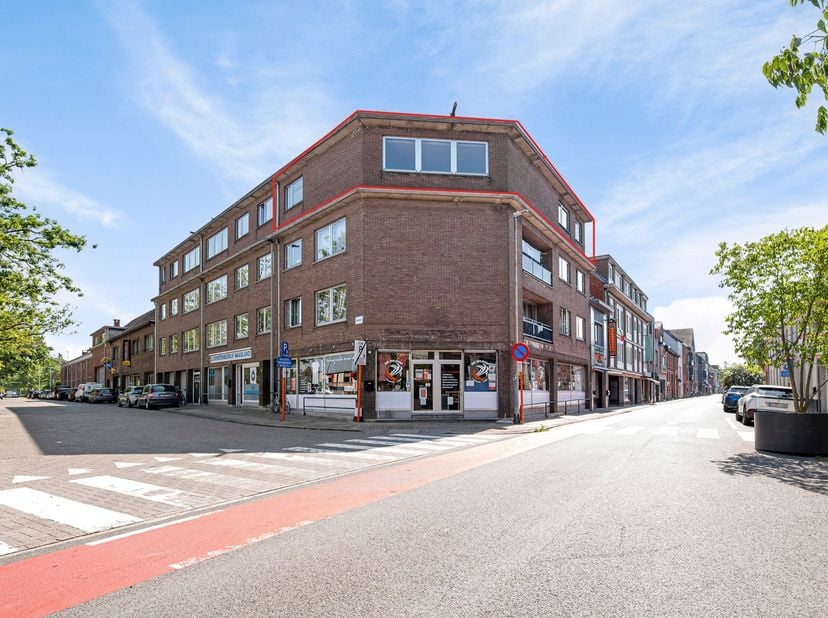 Dit zeer ruim en lichtrijk hoekappartement is gelegen op de derde verdieping (zonder lift) omgeven door mooie raampartijen . Bestaande uit: inkomhal m