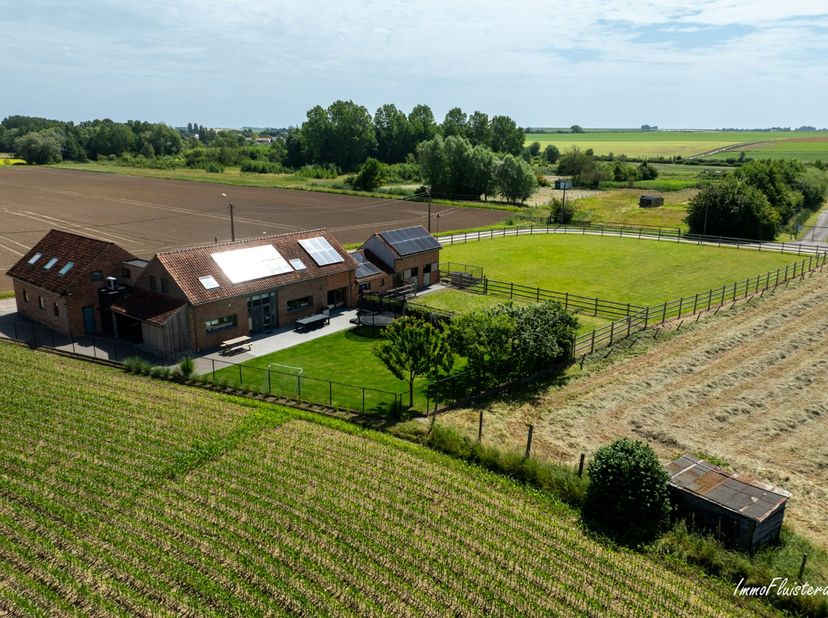Midden in het glooiende Brabants Haspengouwse landschap, omgeven door uitgestrekte velden, wandelwegen en natuur, bevindt zich deze uitzonderlijk veel