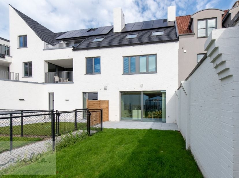 IN OPTIE - Welkom in de nieuwbouwwoning van de toekomst dat zich onderscheidt door zijn uitzonderlijke ligging: centraal in Brugge, op slechts 100 met