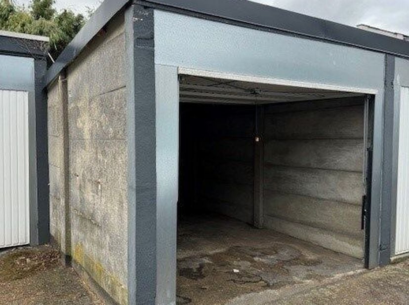 Afgesloten garagebox te huur in het centrum van Tienen, aan €105 per maand (BTW inbegrepen). Een factuur is mogelijk voor een vennootschap of BTW-plic