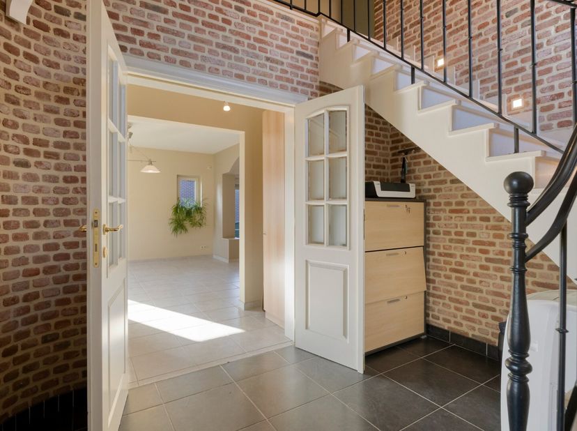Deze ruime woning is gelegen op een prachtig perceel van 1.474 m² met een praktisch bijgebouw van maar liefst 75 m², een ingebouwd zwembad en een pool
