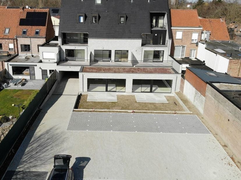 Op een vlot bereikbare locatie in Kuurne bevindt zich dit prachtig afgewerkte dakappartement met drie slaapkamers in Residentie César. Vrij op 1 augus