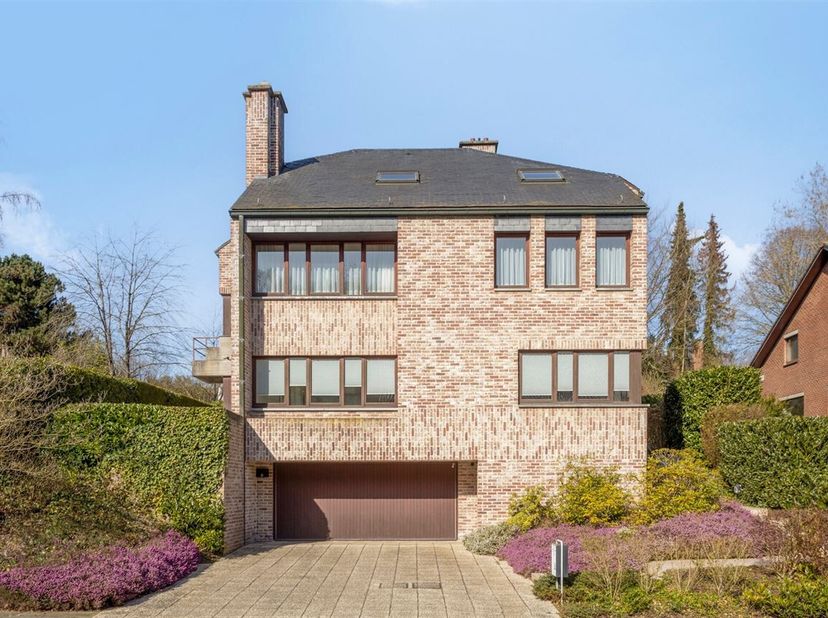 Tervuren  Dans l'un des quartiers les plus prisés de Tervuren (quartier Arboretum), cette villa lumineuse de 1989 est située sur un beau terrain de ±