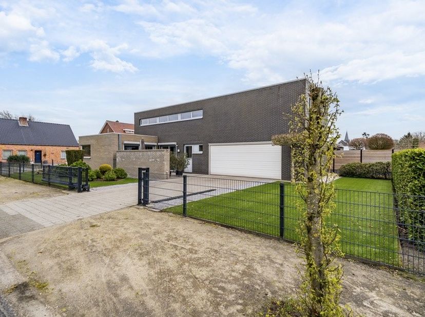 Moderne gezinswoning met 3 slaapkamers nabij de Nederlandse grens<br />
<br />
Deze moderne en instapklare woning, gelegen in het rustige en groene Lo