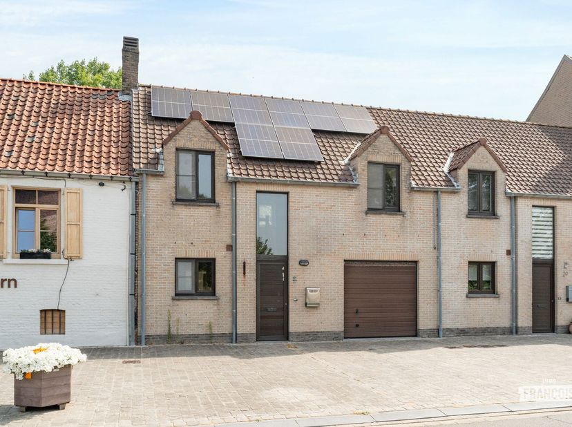 Rustig gelegen te renoveren gezinswoning met zonnige tuin en landelijk uitzicht<br />
Bent u op zoek naar een woning op een rustige locatie, met een m