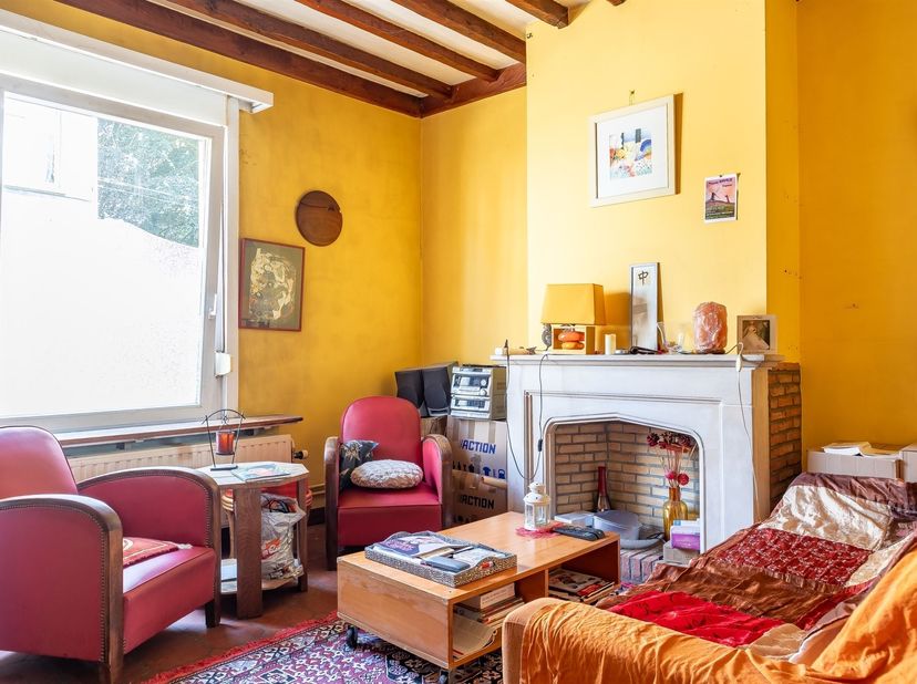 Property One, votre partenaire immobilier à Uccle, vous propose cette maison idéalement située à proximité immédiate de la gare de Calevoet, offrant u