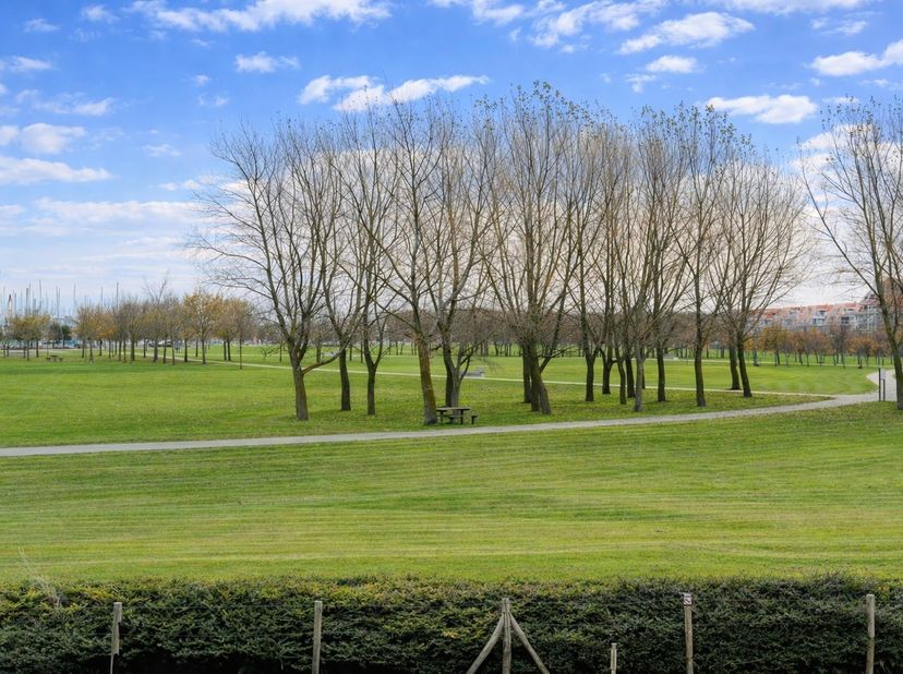 Dit appartement is gelegen in het rustige en groene domein Nieuweryde, op een centrale locatie nabij het maritiem park, de havengeul en de jachthaven