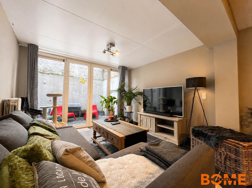 Bent u op zoek naar een instapklare woning of een interessante investering op een toplocatie? Dan is deze charmante stadswoning in het centrum van Eek