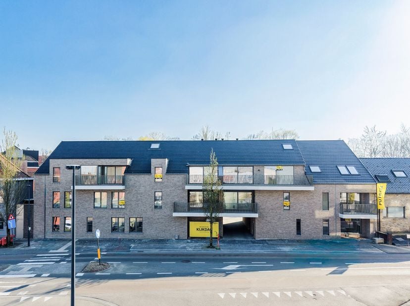 Dit instapklare nieuwbouwappartement met twee slaapkamers ligt rustig en biedt een schitterend zicht op de vaargeul. Het levendige centrum van Ieper b