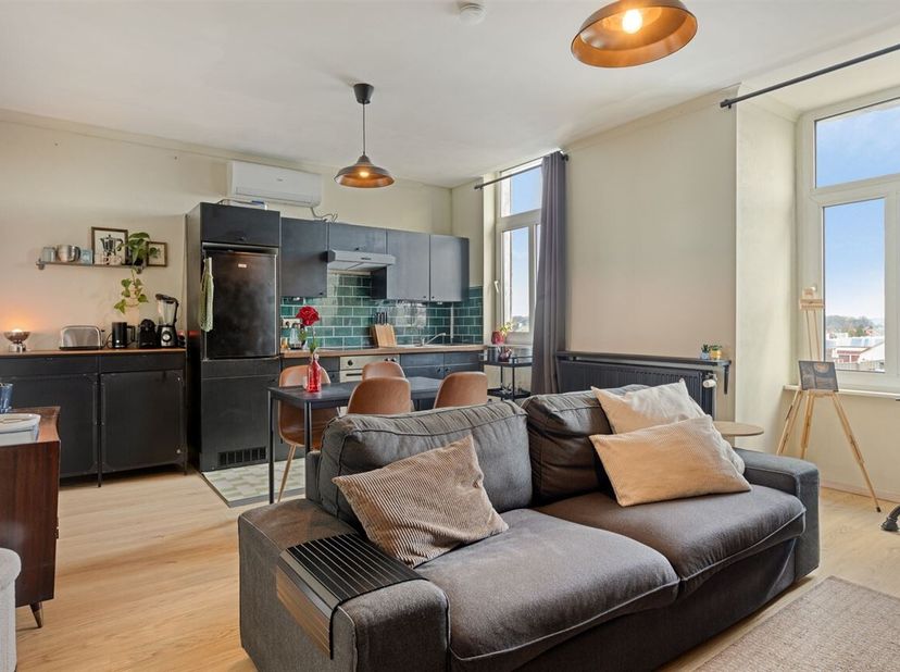 Op zoek naar een lichtrijk en gezellig appartement in Merksem? Dit charmante appartement bevindt zich op de 4de en hoogste verdieping van een kleinsch