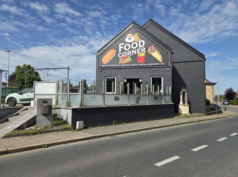 TE KOOP – Handelspand met woonst op toplocatie in Zandbergen<br />
Bent u op zoek naar een veelzijdig handelspand met woonst en tal van mogelijkheden?
