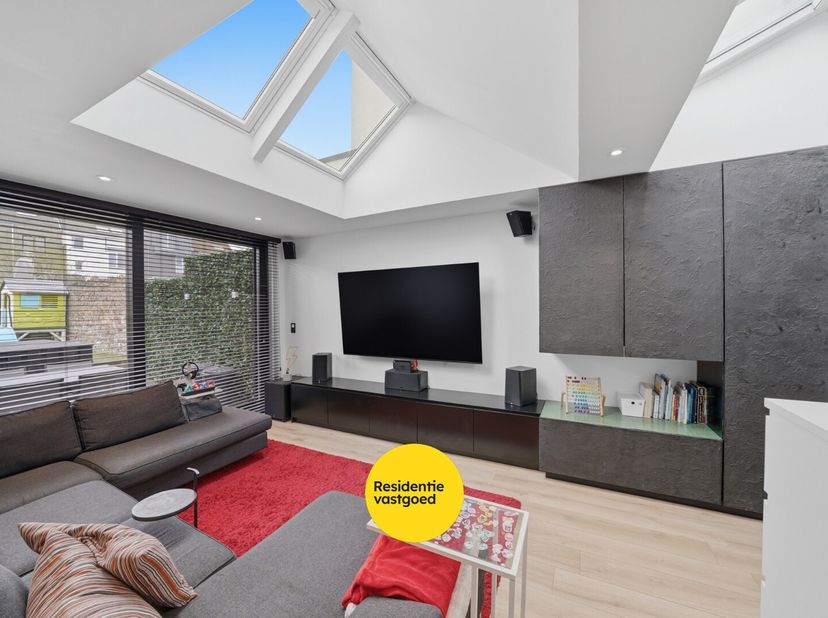 Deze volledig gerenoveerde woning (2016) combineert charme met modern comfort en is ideaal gelegen vlakbij diverse voorzieningen!<br />
Op het gelijkv