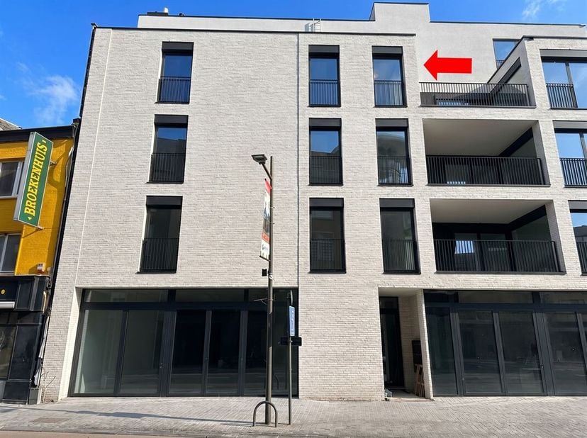 Instapklaar appartement in het centrum van Mol.<br />
Dit recent en volledig geschilderd appartement op de 3de verdieping bevindt zich op een toplocat