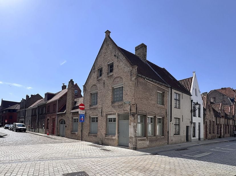 ** NIEUWE VOORWAARDEN **<br />
Halfopen, gerenoveerde stadswoning in het historische hart van Brugge, met een veelzijdige indeling, zuidwestgericht da