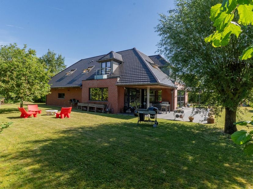 Découvrez cette superbe villa construite en 2017, idéalement située en lisière du Bois Fichaux !<br />
Dès l’entrée, vous serez séduit par les volumes