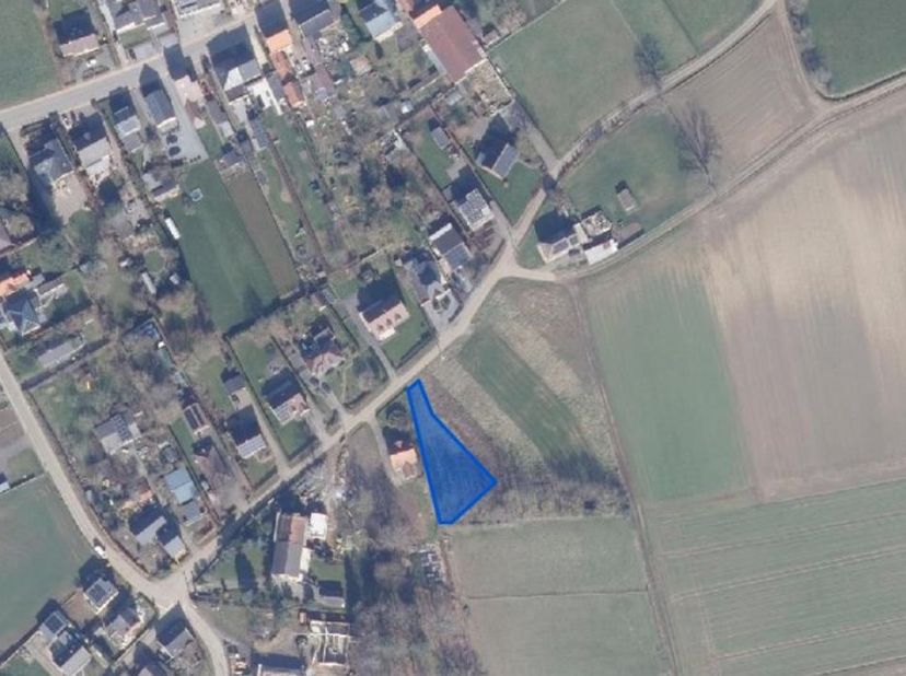Terrain à bâtir pour construction semi-ouverte d'une superficie de 7a59 (à côté de la maison numéro 16), lot 7 du plan de lotissement ; vue sur la cam
