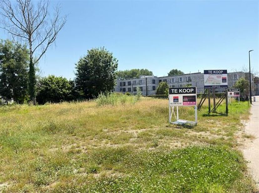 PERCEEL BOUWGROND MET OPPERVLAKTE VAN 539 M² VOOR HALFOPEN BEBOUWING.<br />
 Het perceel is gelegen in het centrum van het landelijke Baardegem (Aalst