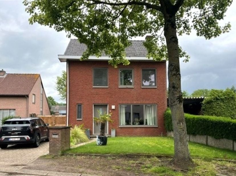 Maison familiale située au calme, à proximité du centre d'Oostmalle.<br />
<br />
Agencement : <br />
<br />
Rez-de-chaussée : <br />
<br />
- Hall