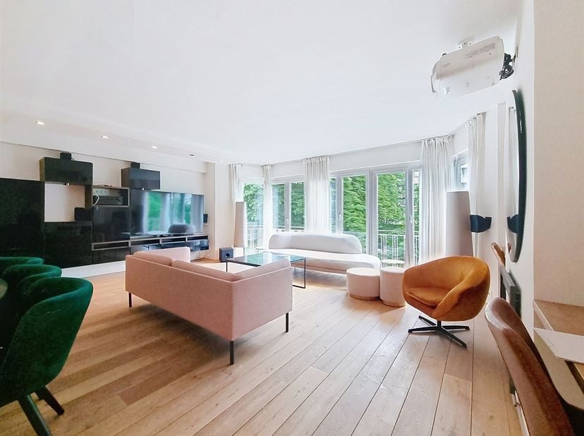 Espace Immo Brussels presenteert u, in de wijk Louise / Bois de la Cambre, dit prachtige gemeubileerde appartement met 3 slaapkamers van ±130 m², gele