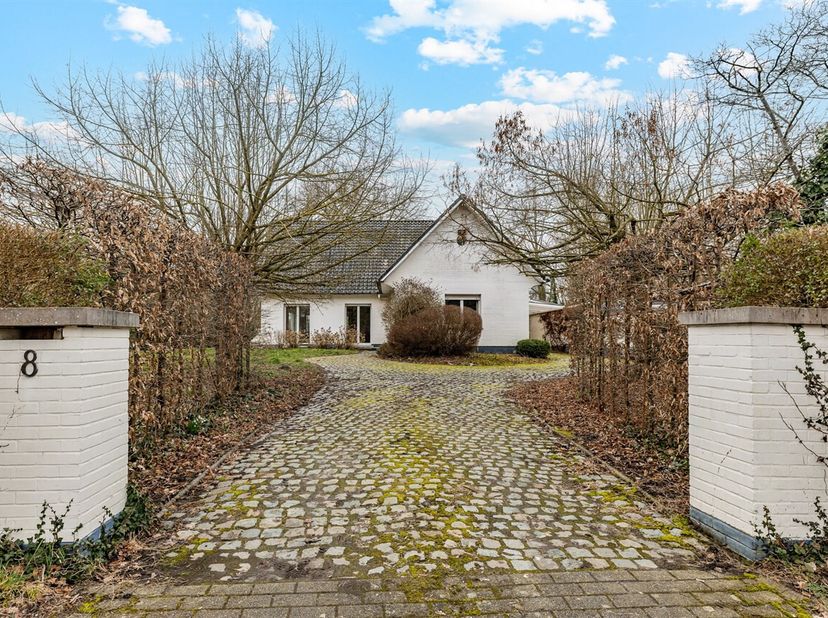 In het charmante en rustige Gijzegem bevindt zich deze karaktervolle open bebouwing uit 1971, gelegen op een mooi perceel van 1.094 m². Bovendien best