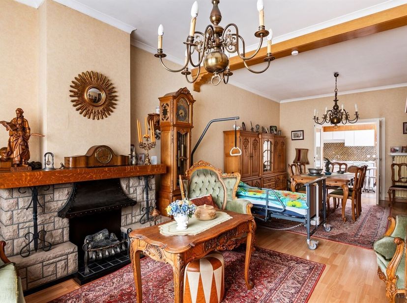 Gelegen op een goed bereikbare locatie bevindt zich deze te renoveren woning, met een vlotte aansluiting naar omliggende gemeenten. Winkels, scholen e