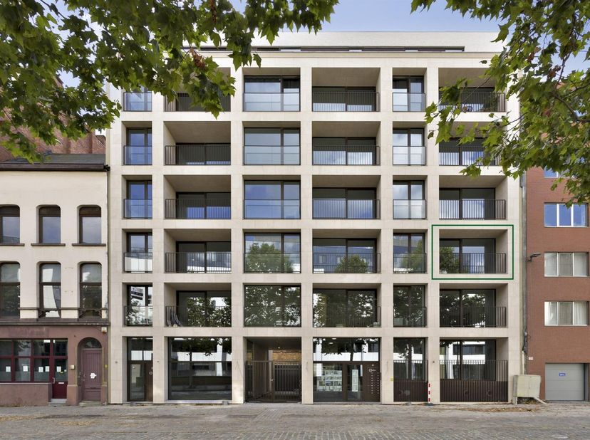 De ruimte is gelegen op de hoogste verdieping van Residentie Castor en is bereikbaar met een lift die rechtsreeks uitkomt in het kantoor. Naast een op