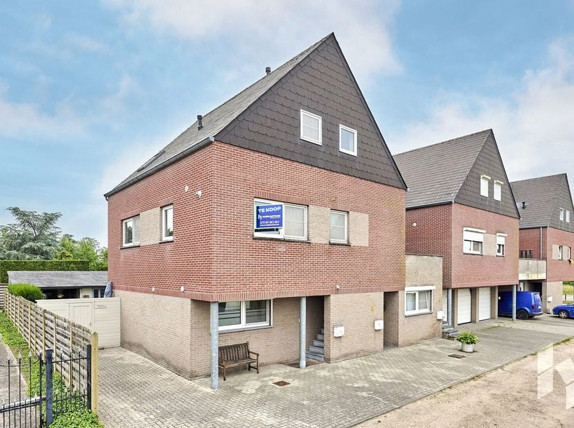 Riant, lichtrijk appartement (139 m²) met 2 slaapkamers , terras en garage.<br />
Dit ruime appartement is gelegen op de eerste verdieping van het geb