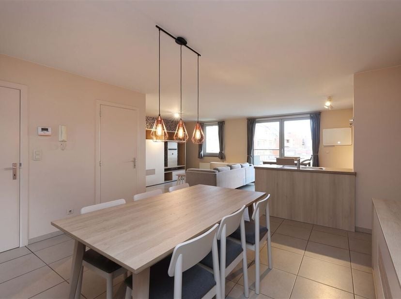 Energiezuinig appartement met een zeer gunstige ligging in hartje Sint-Truiden <br />
Omgeving:<br />
+ Centraal gelegen in het historische stadscentr
