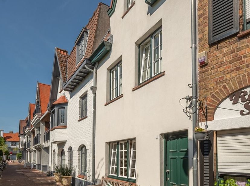 Prachtige, karaktervolle woning op een uitzonderlijke ligging in het hart van Het Zoute, verscholen langs een charmant paadje en op slechts enkele sta