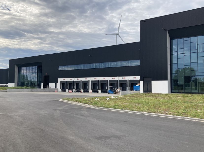 Cet entrepôt fait partie du campus logistique de Gand et est stratégiquement situé à proximité immédiate de la sortie Rieme de la R4 et de l'échangeur
