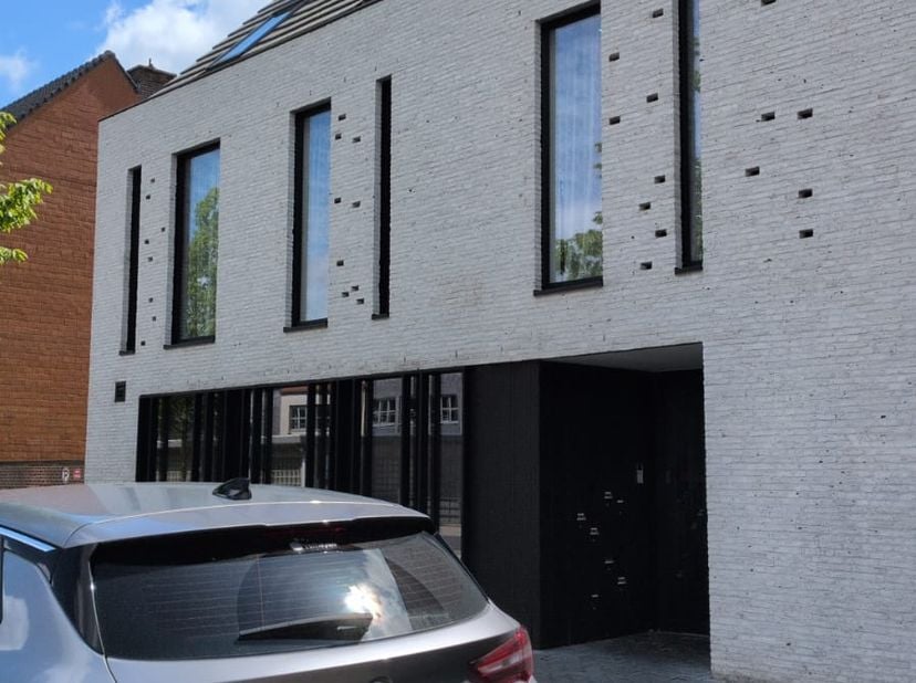 Groot, 5 jaar oud appartement in centrum Eksel. 3 slaapkamers + afgescheiden bureau ruimte. 134 m2 Instap klaar.<br />
Overal vloerverwarming. Grote w