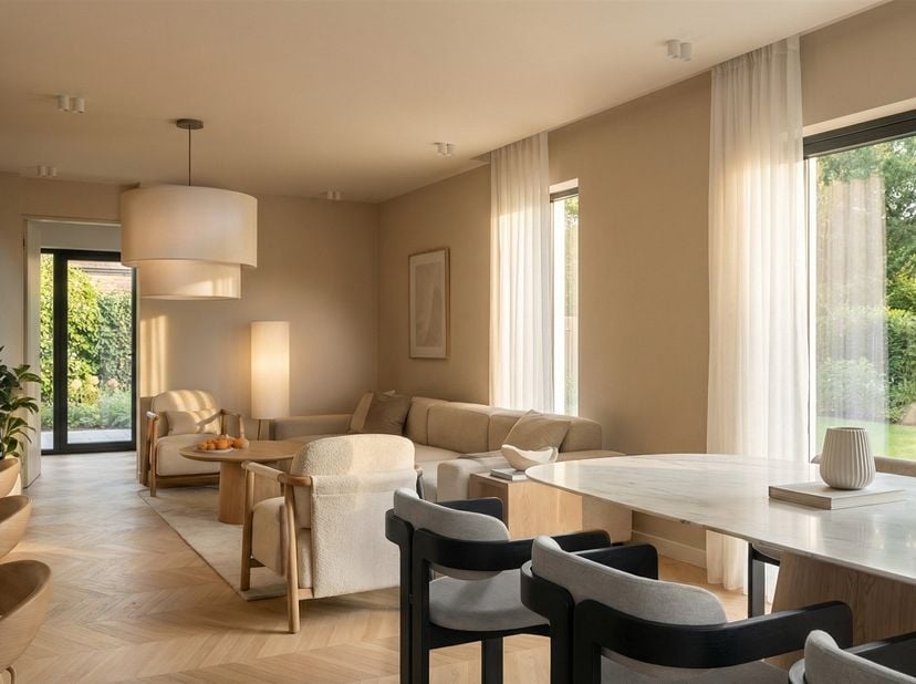 MEER INFO VIA JARI WANTE OP 0470/21.14.82<br />
Deze uitstekend gelegen woning wordt afgewerkt met kwalitatieve materialen en uitgerust met de nieuws