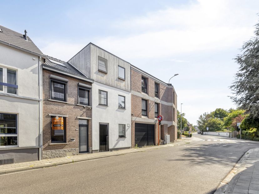 Op een uitstekende locatie aan de Waversebaan 141 in Heverlee bevindt zich deze gezellige rijwoning met een bewoonbare oppervlakte van 82 m². Dankzij