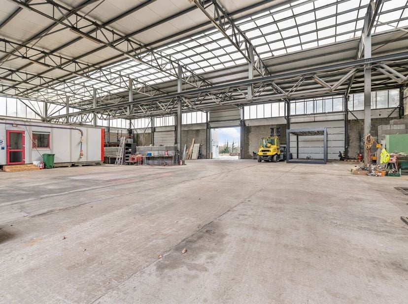 Karaktervolle woning met 4 slaapkamers, 2 badkamers én ruime opslagplaats  ideaal voor ondernemers<br />
Deze degelijke woning, gebouwd in 1956, combi