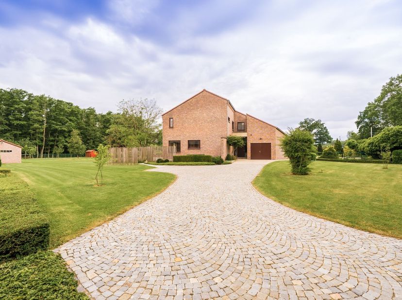 Deze karaktervolle villa uit 1978 combineert de charme van vooruitstrevende architectuur met het comfort en de energiebesparende investeringen van van