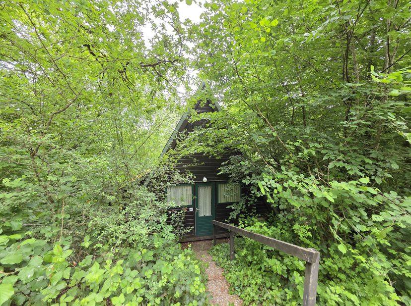 Chalet situé dans l'agréable parc de vacances ''Sunclass'' situé à 2km du centre de Durbuy.<br />
Ce chalet peut accueillir 4 personnes et se compose