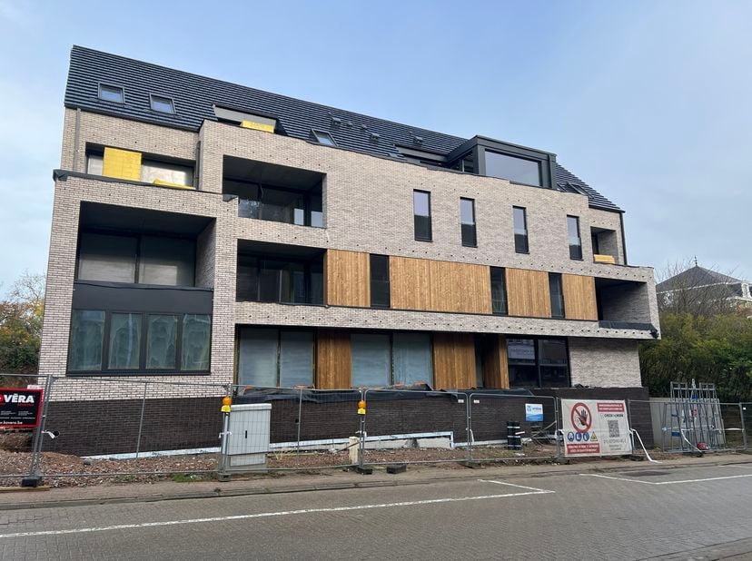 Dit nieuwe pareltje is gelegen in het centrum van Lubbeek op wandelafstand van alle faciliteiten (school, winkels, dokters, apothekers,...)!<br />
Het