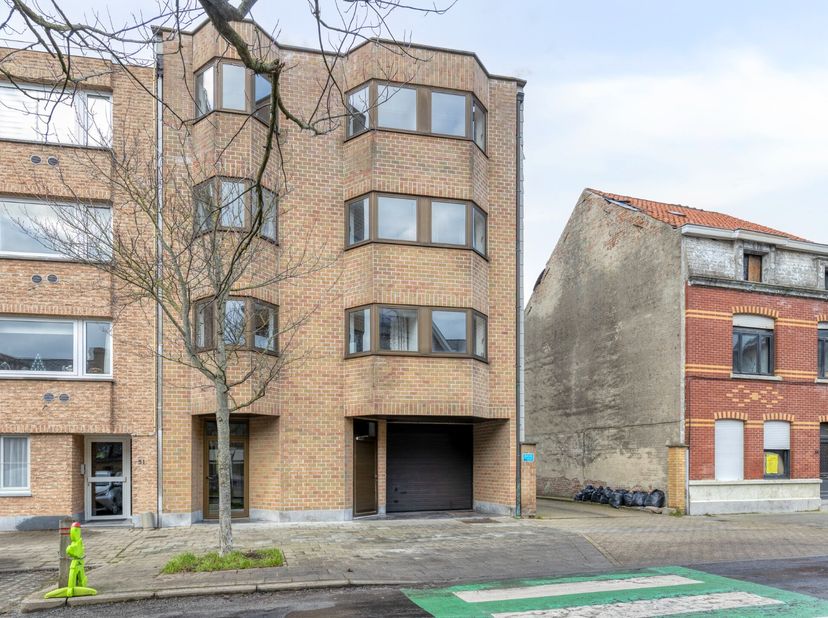 Een kleine residentie met 3 appartementen, voorzien van gemeenschappelijke fietsberging en lift. Met een woonoppervlakte van 106 m² op de 1° verdiepin