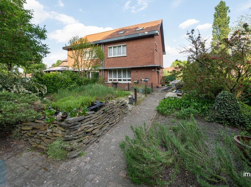 Bent u op zoek naar een ruime gezinswoning op een rustige toplocatie? Dan is deze charmante woning aan de Albrecht Rodenbachlaan 41 in Genk zeker een