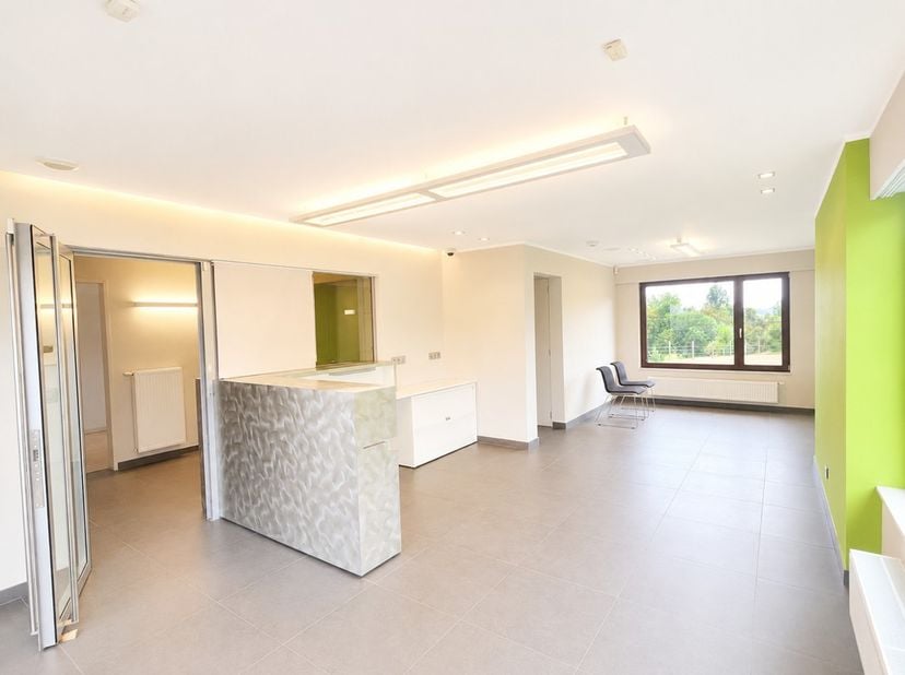 Ontdek dit volledig vrijstaand kantoorgebouw (128m² BVO) met maar liefst vijf afsluitbare ruimtes op het gelijkvloers van ca. 40 m², 17 m², 15 m² en 7