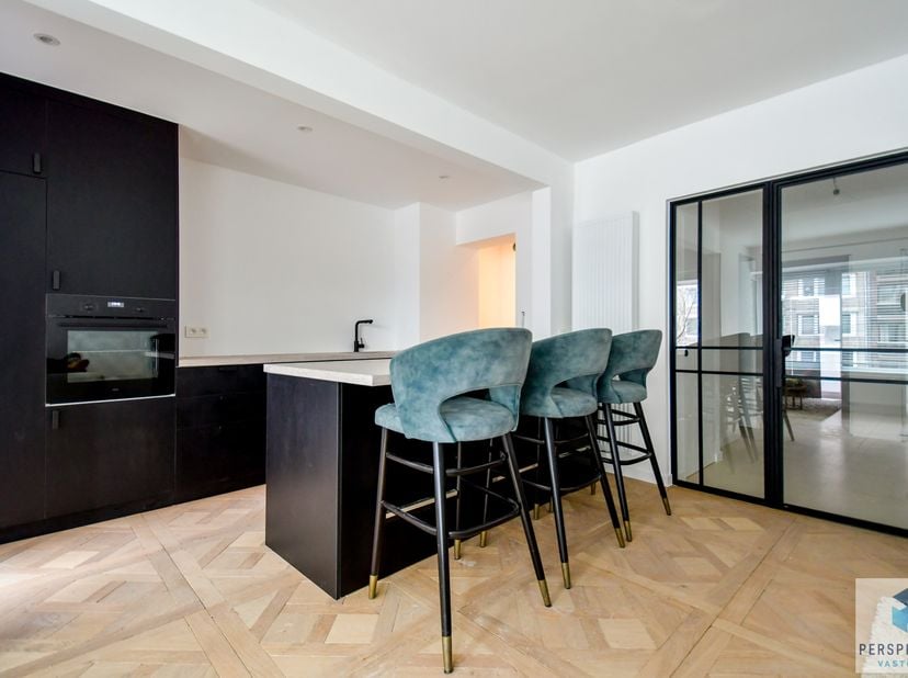 Gevelrenovatie staat al op de planning! Goed gelegen en ruim 2-slaapkamerappartement op de 2de verdieping met zijdelings open zicht, vlak bij het Casi