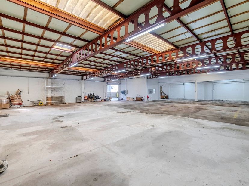 Magazijn (circa 520 m²) met woonst op commerciële TOPlocatie<br />
Ligging: Commercieel zeer goed gelegen aan industriegebeid "Klein Gent" op een zic