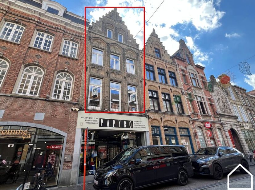 Dit ruime en instapklare appartement combineert comfort, licht en ruimte met een praktische indeling over verschillende verdiepingen. Dankzij de drie