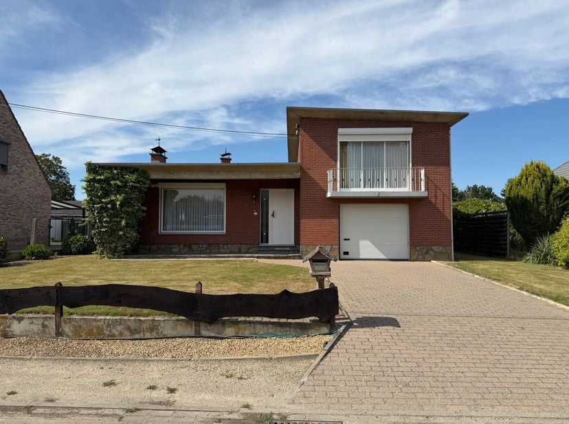 Welkom in deze charmante woning aan de Poelgoedstraat in Alken. Deze woning van het bouwjaar 1967 is gelegen op een perceel van 5 a 62 ca.<br />
Deze