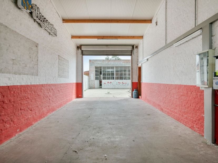 Veelzijdige woning met ruim magazijn (612 m²) op gunstig perceel van 1264&amp;nbsp;m² te Keerbergen.<br />
<br />
Deze voormalige Citroën garage bevindt z