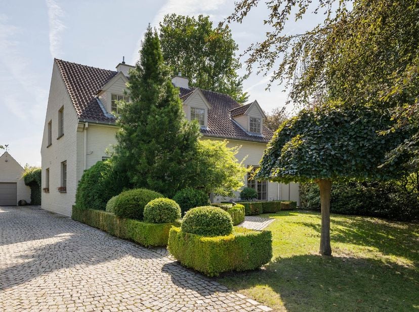 Welkom in Destelbergen, op een boogscheut van kasteel Succa. Deze tijdloze villa, gebouwd in 1973 en gerenoveerd in 2007, is klaar voor een nieuw hoof