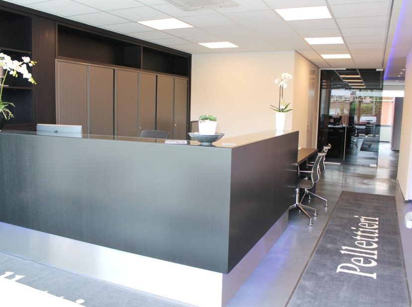 Volledig ingerichte kantoorruimte van +- 96 m²<br />
Deze kantoor-, handelsruimte is gelegen binnen de kleine ring in de Schiervellaan 22 bus 01. <br