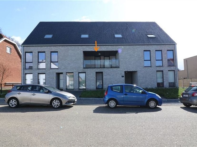 Appartement en duplex situé dans une rue très calme et à distance de marche du centre de Scherpenheuvel. Cet appartement ensoleillé comprend au même é